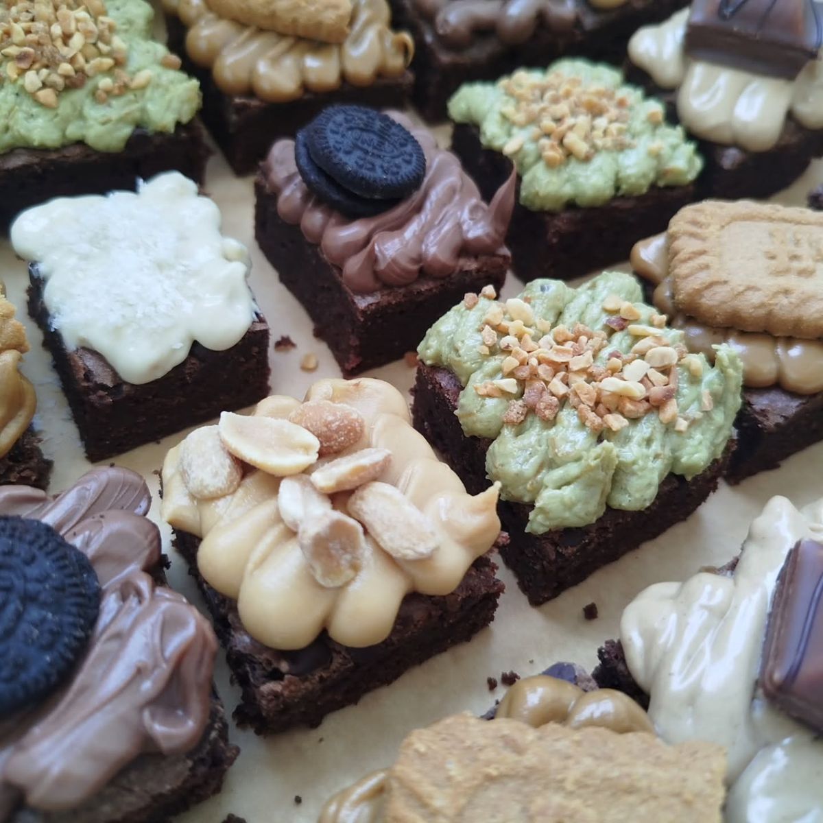 Assortiment de brownies avec toppings pistache, cacahuète, spéculoos et chocolat