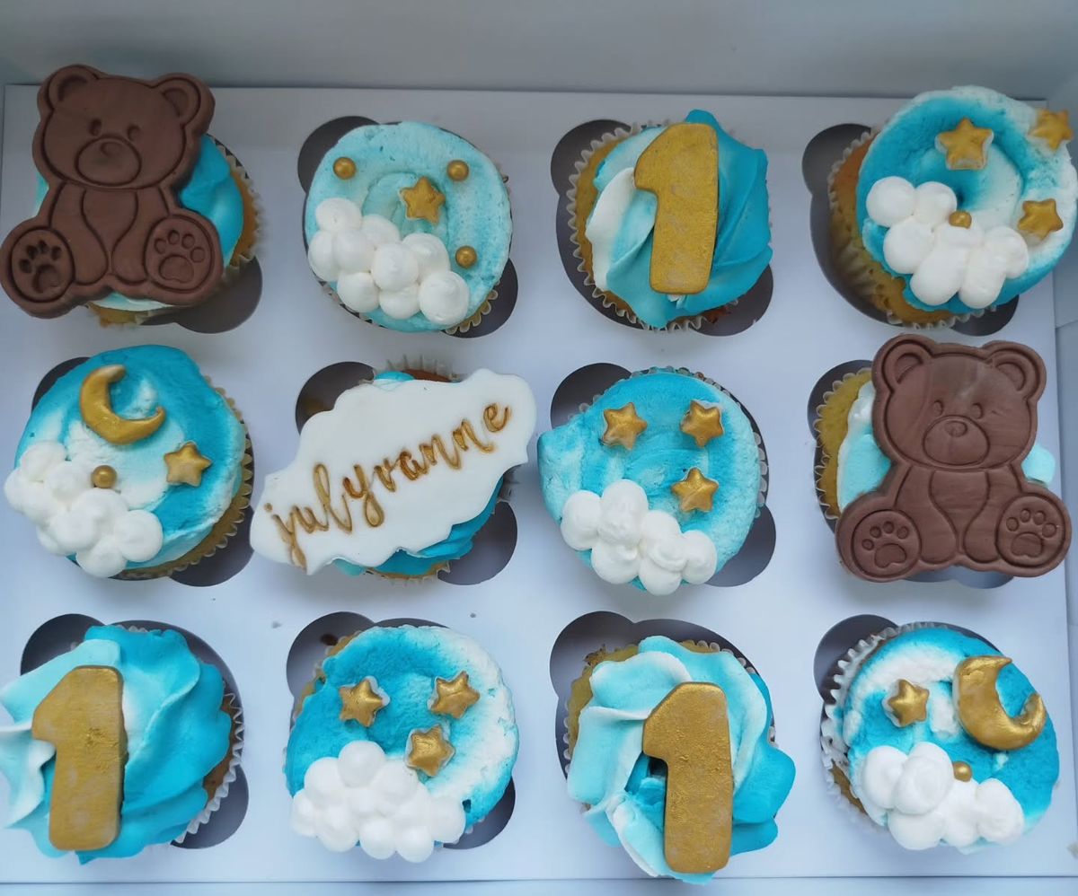 Boîte de 12 cupcakes bleu et or pour un premier anniversaire, oursons en chocolat et étoiles