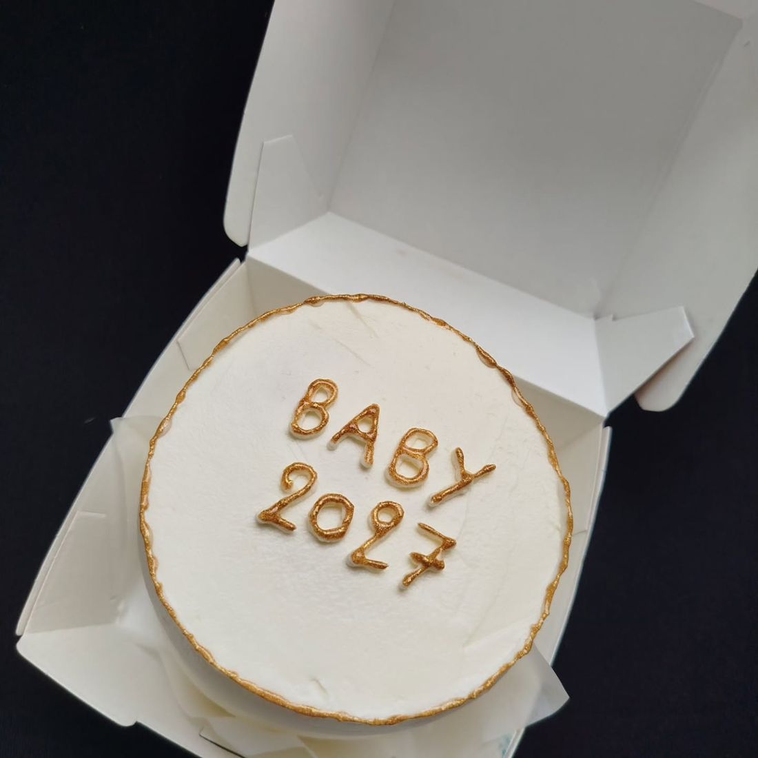Bento cake blanc « Baby 2027 » écrit en doré