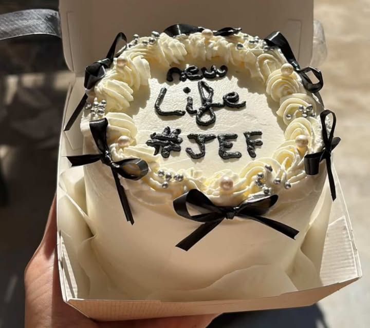 Bento cake blanc « New Life » avec nœuds noirs et perles