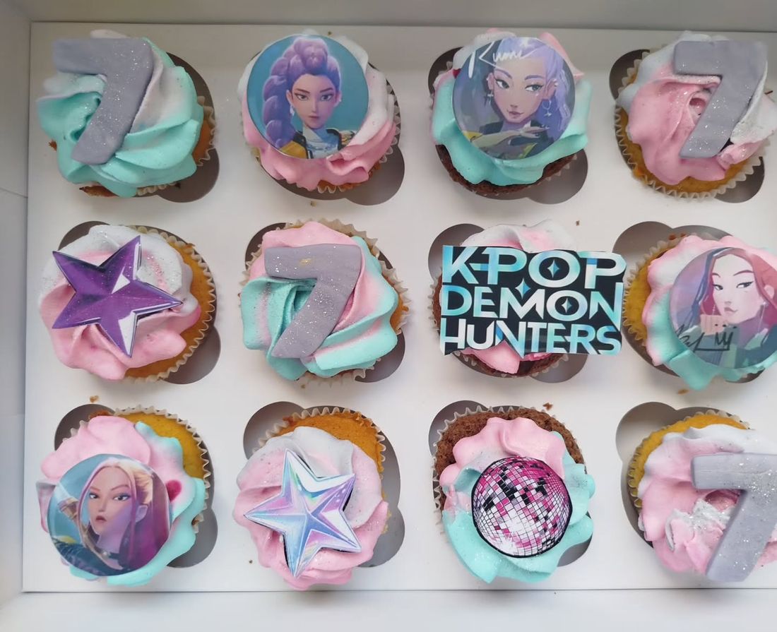 Boîte de 12 cupcakes roses et turquoise pour un 7e anniversaire
