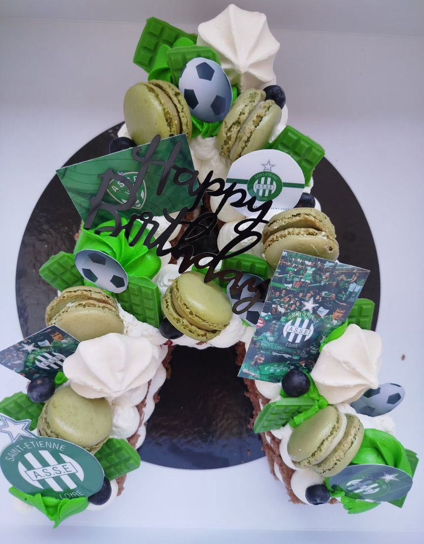 Letter cake en forme de A aux couleurs vertes de Saint-Étienne, macarons pistache et ballons de foot