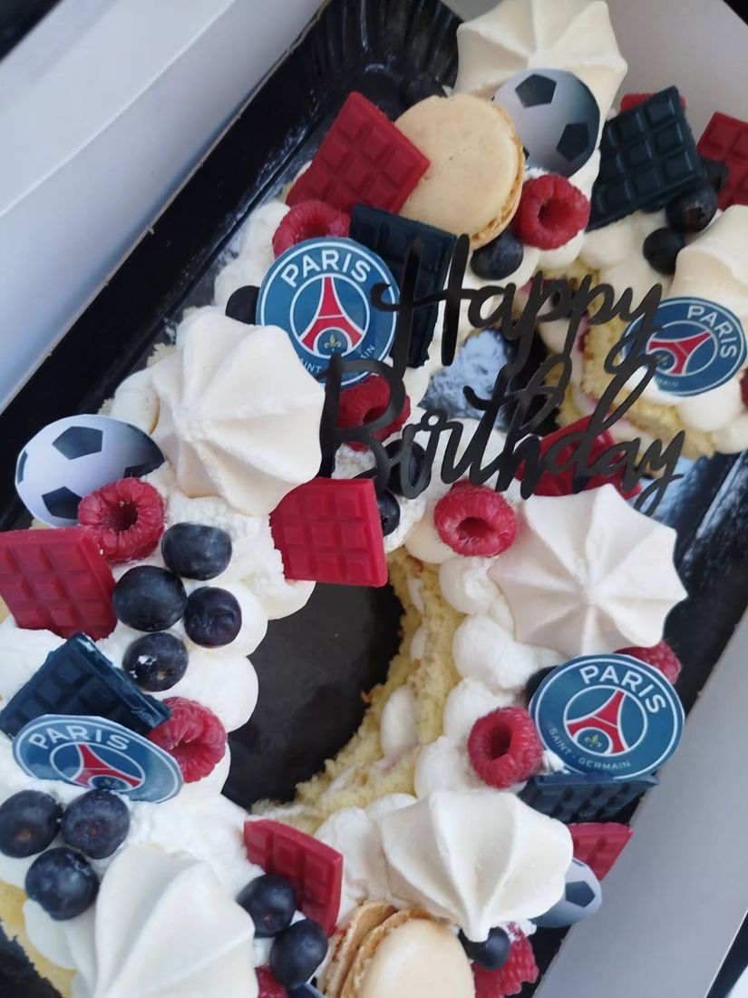Number cake bleu et rouge avec meringues, myrtilles, framboises et topper Happy Birthday