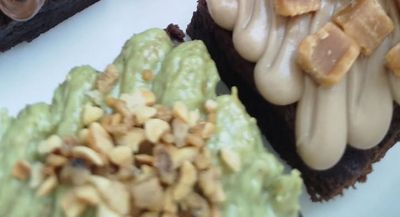 Brownies garnis de crème pistache et de caramel