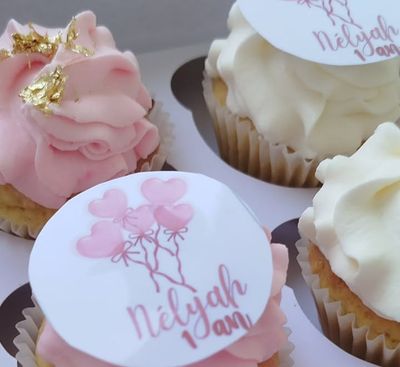 Cupcakes roses et blancs avec feuille d'or pour un premier anniversaire