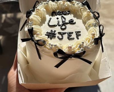 Bento cake « New Life » tenu dans sa boîte